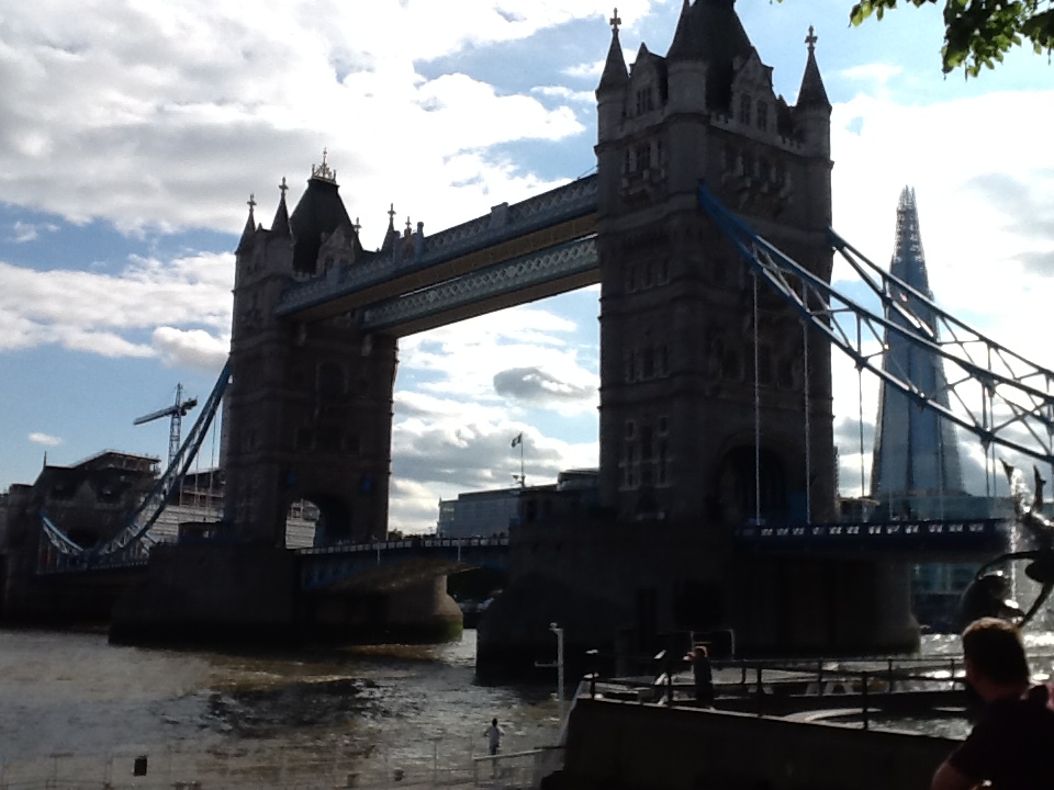 ロンドン名物 跳ね上げ橋 ～タワーブリッジ～ 120歳なり